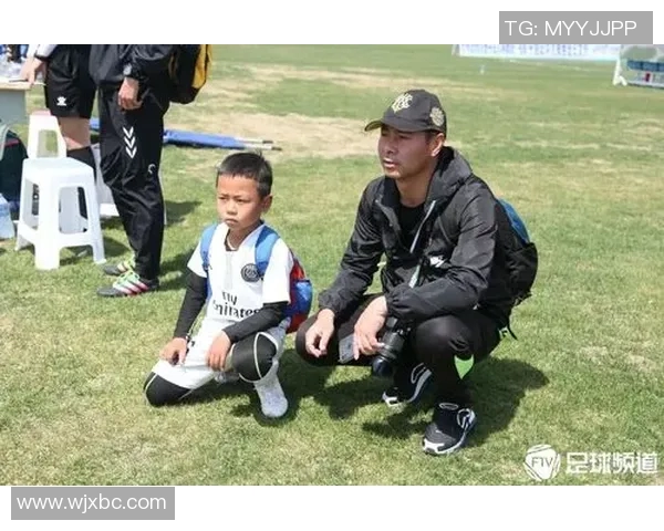 父与子携手共进足球梦想之路成就明星之旅