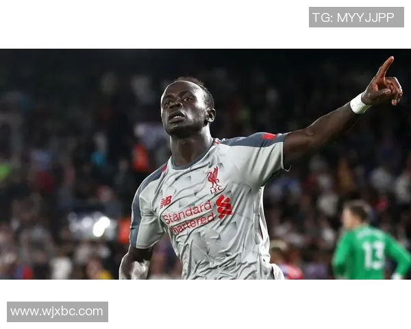 足球明星与艺术交融女孩壁纸展现青春活力与梦想追逐